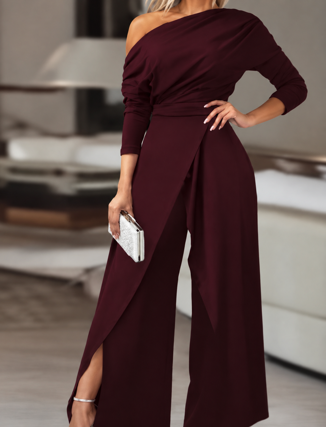 Combinaison bordeaux une épaule, manches longues, drapé croisé, jambes larges avec fente.