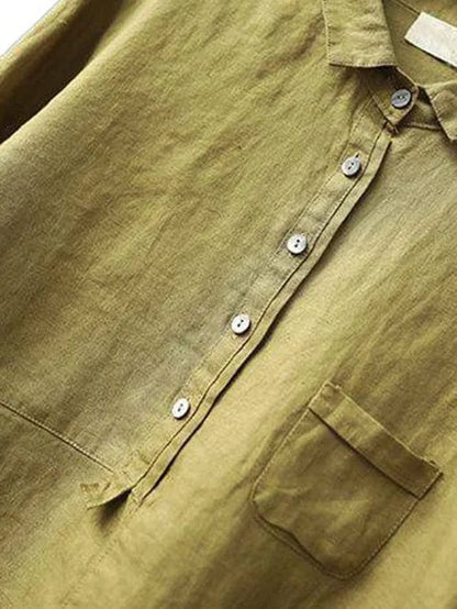 Blouse en lin jaune moutarde, col boutonné et patte de boutonnage à boutons blancs.