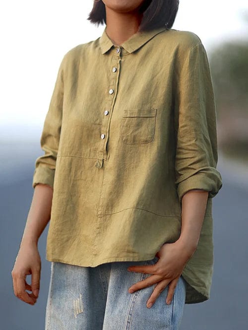 Blouse en lin vert olive avec col simple et rangée de boutons, manches retroussées.