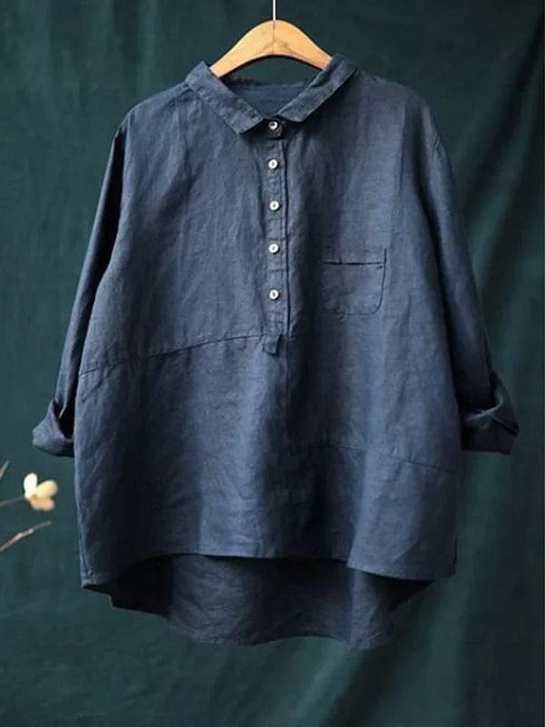 Blouse en lin bleu marine sur cintre, col boutonné et poche poitrine discrète.