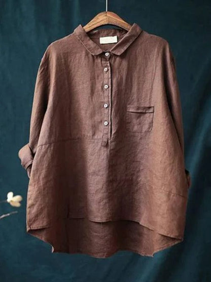 Blouse en lin rouge rouille sur cintre, col boutonné et poche poitrine intégrée.