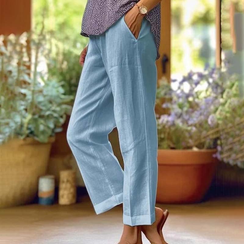Pantalon ample décontracté bleu clair, jambe droite, poches visibles