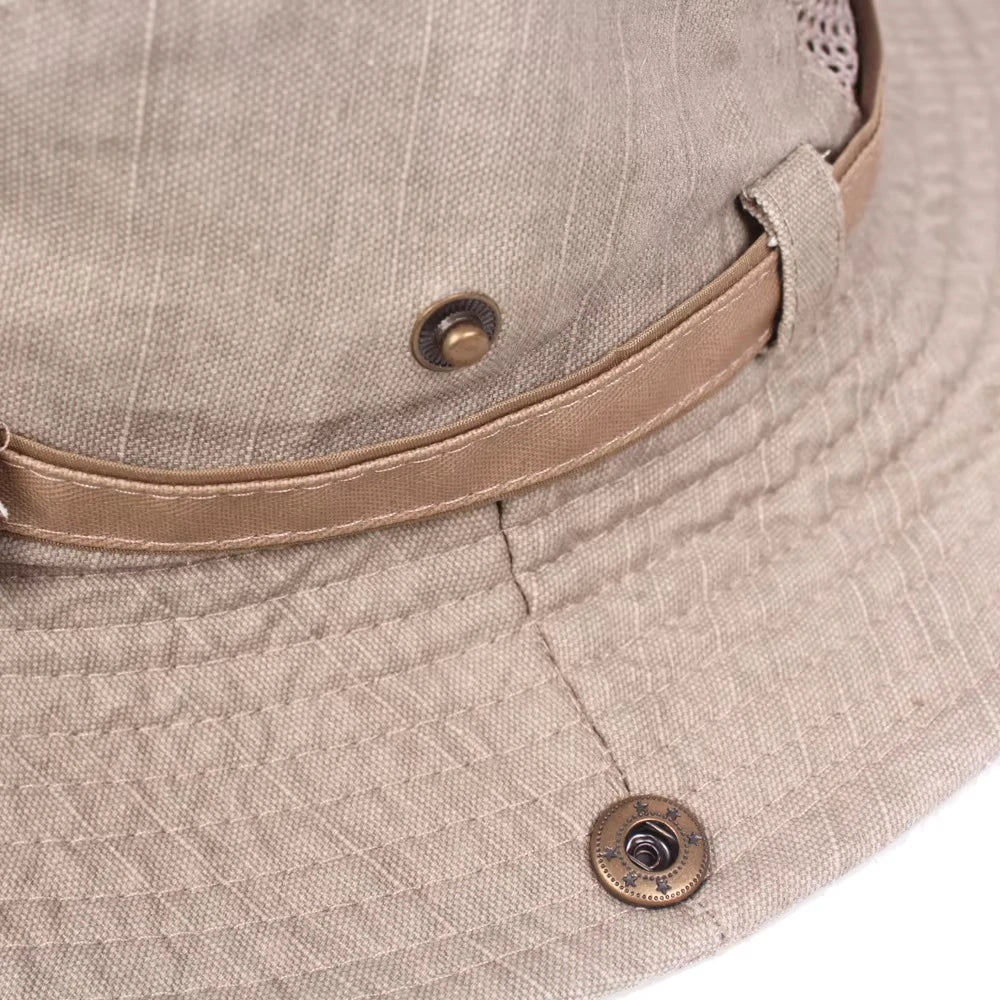 Chapeau d’extérieur respirant beige clair, détail bouton métallique et ourlet du bord