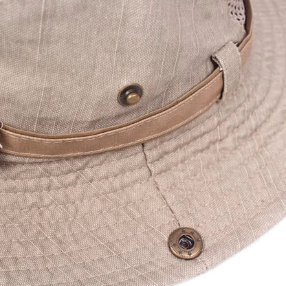 Chapeau d’extérieur respirant beige clair, détail bouton métallique et ourlet du bord