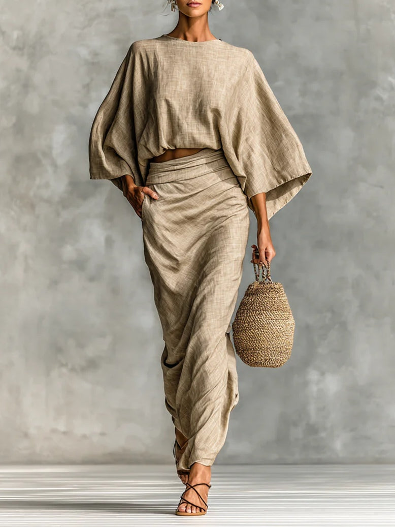 Ensemble 2 pièces kaki : haut ample et jupe longue drapée, avec sac en paille