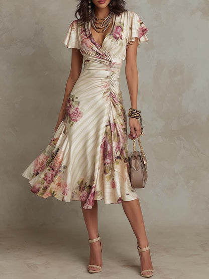 Robe midi satin crème à fleurs roses et rayures, taille froncée, jupe évasée.