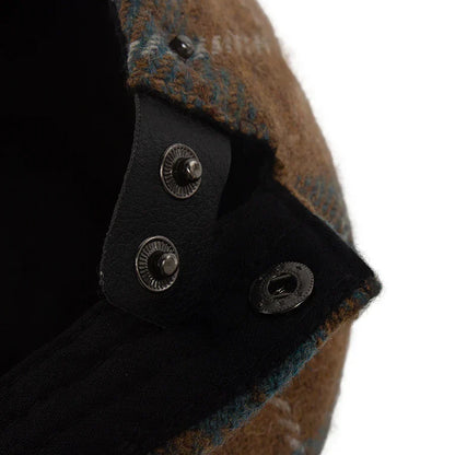 Casquette homme : patte noire en cuir synthétique avec boutons-pression métalliques