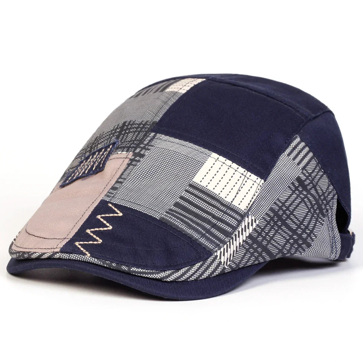 Casquette homme patchwork bleu marine, panneaux à carreaux et logo sur l’avant.
