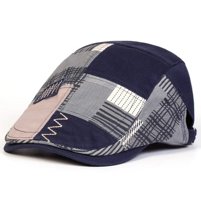 Casquette homme patchwork bleu marine, panneaux à carreaux et logo sur l’avant.