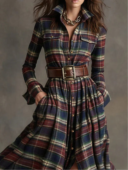 Robe longue à carreaux rétro, col chemise et boutons, ceinture à double boucle.
