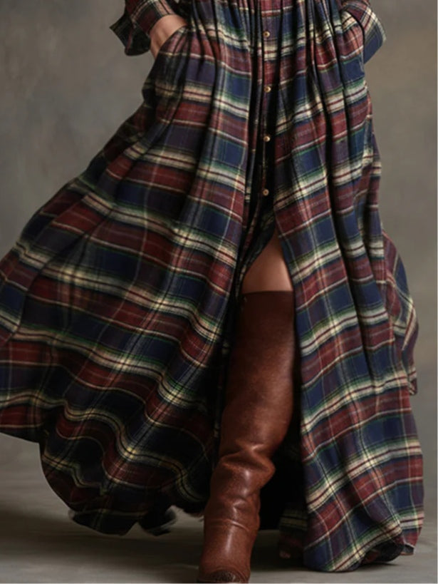 Robe longue à carreaux, ouverture boutonnée et ourlet évasé, manches longues.
