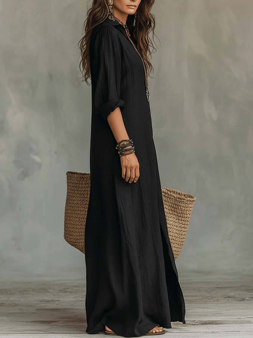 Robe longue boutonnée noire, manches trois-quarts, fente avant, col en V, coupe fluide.