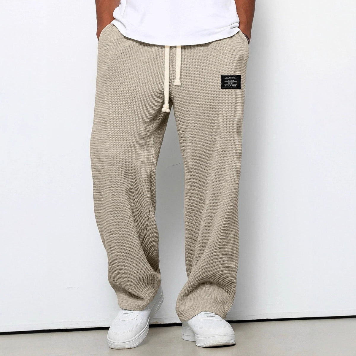 Pantalon pour hommes à coupe confortable beige kaki, taille à cordon, devant fendu, étiquette.