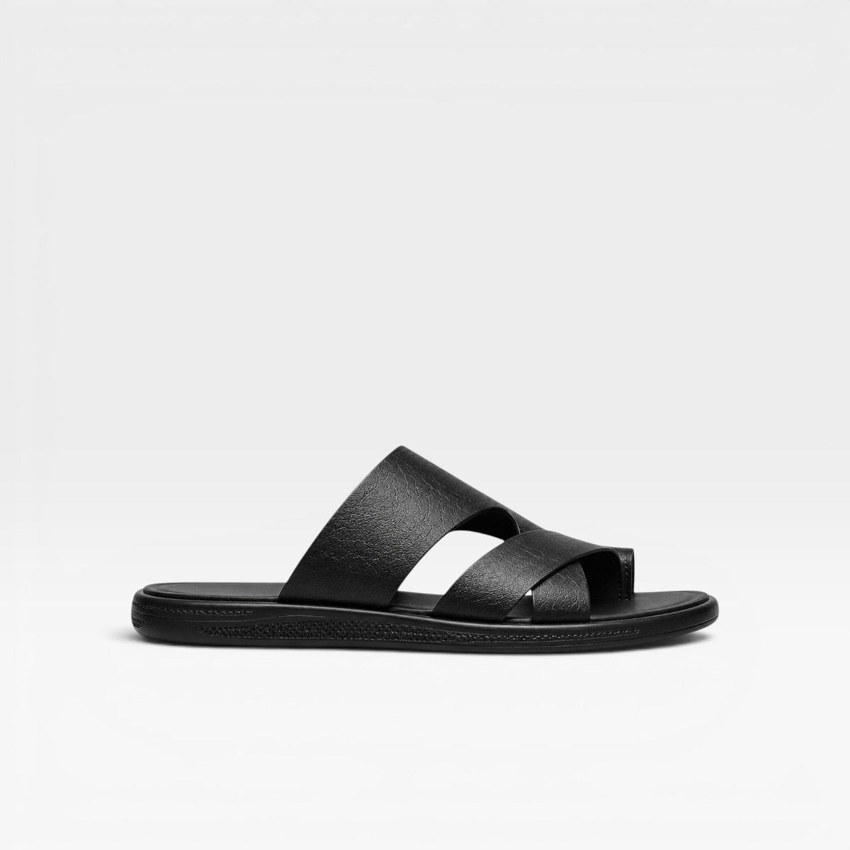Sandales en cuir noires à enfiler, sangle large avec boucle à l’orteil