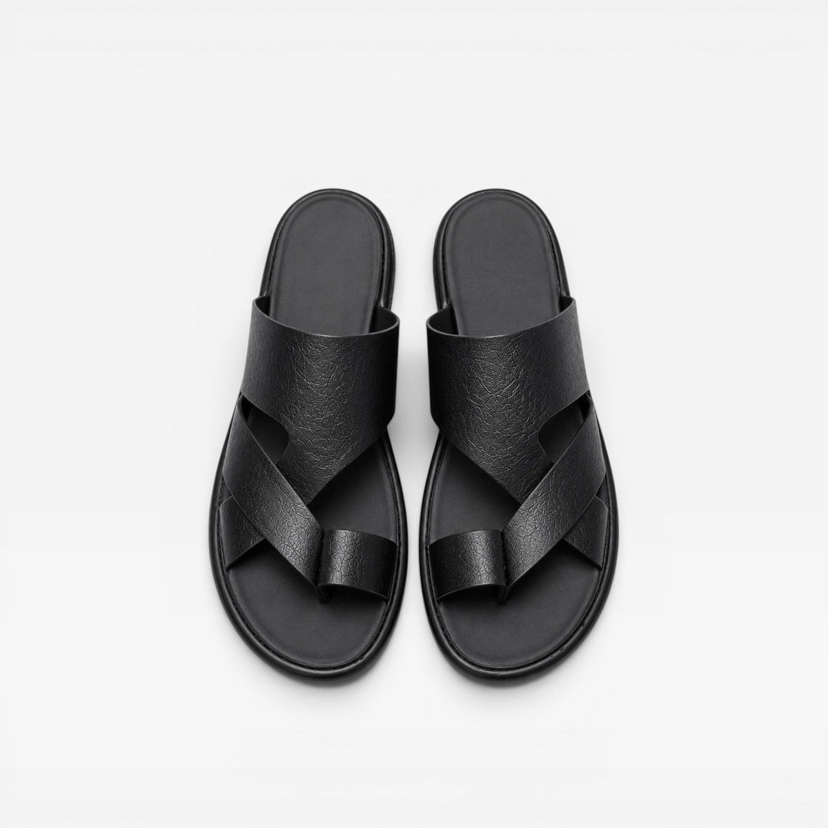 Sandales en cuir noires à enfiler, brides croisées, boucle d’orteil