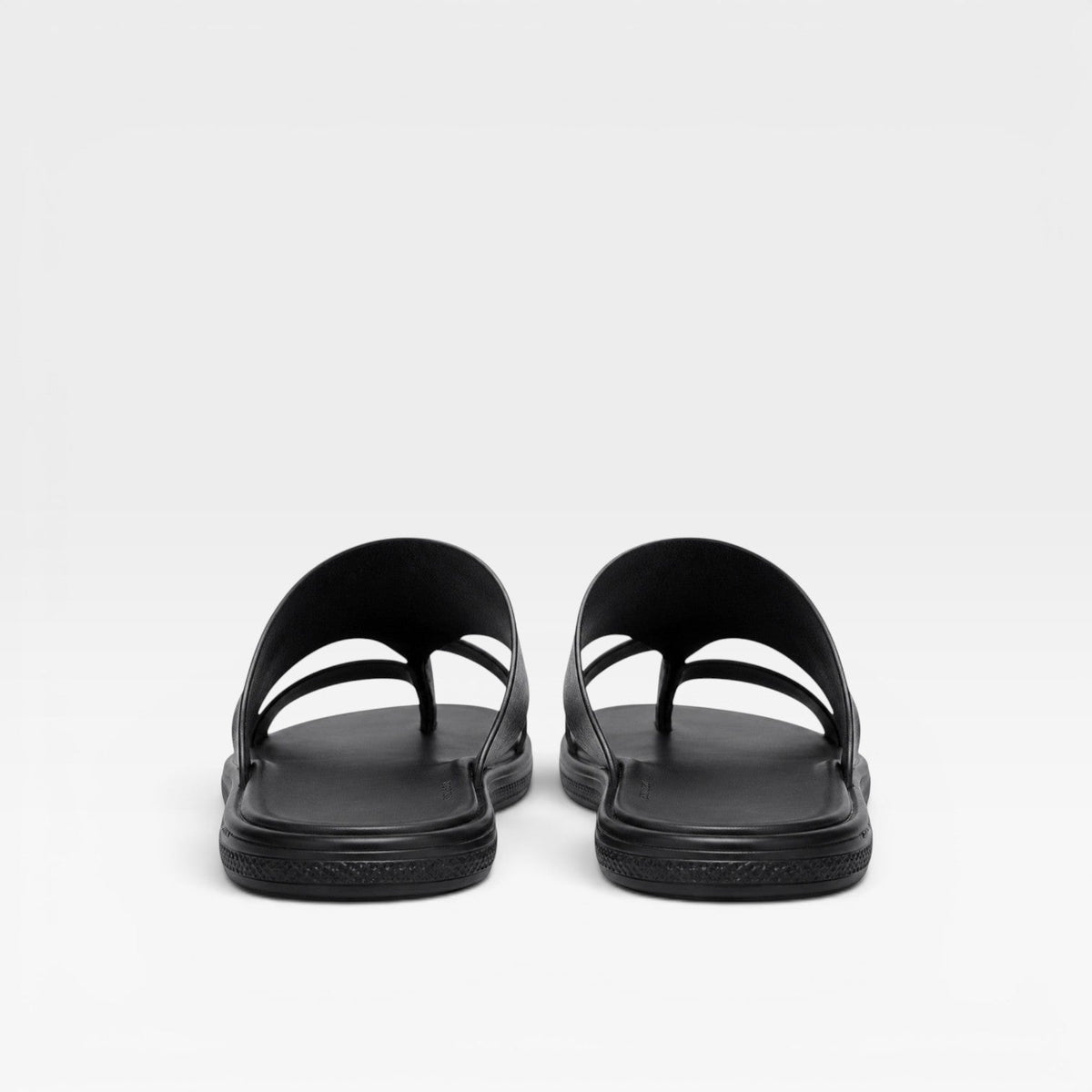 Sandales en cuir noires à enfiler, brides en V, semelle texturée