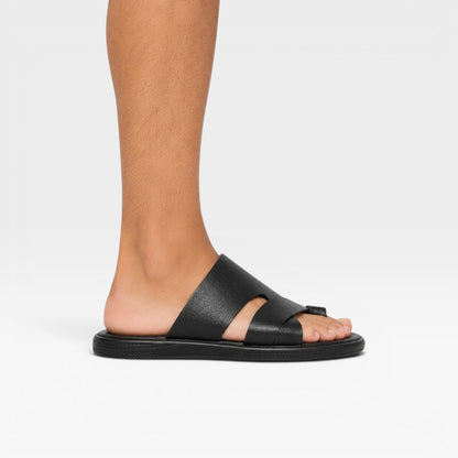 Sandales en cuir noires à enfiler, bride sur le cou-de-pied, semelle texturée