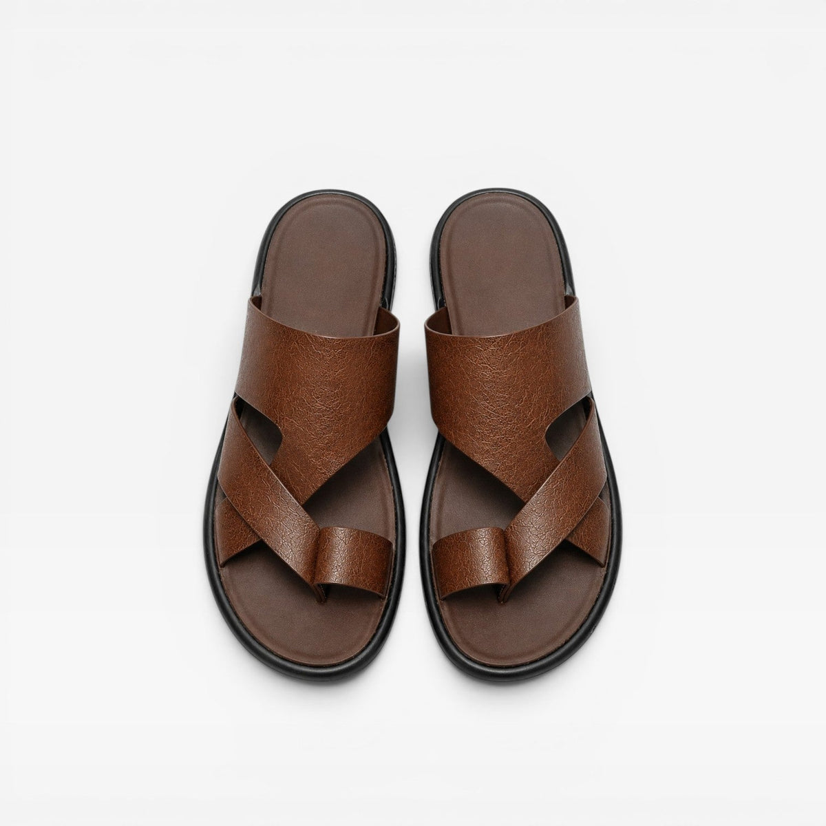 Sandales en cuir marron à enfiler, brides croisées, boucle d’orteil