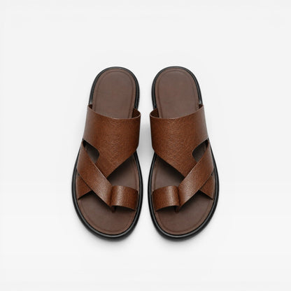 Sandales en cuir marron à enfiler, brides croisées, boucle d’orteil