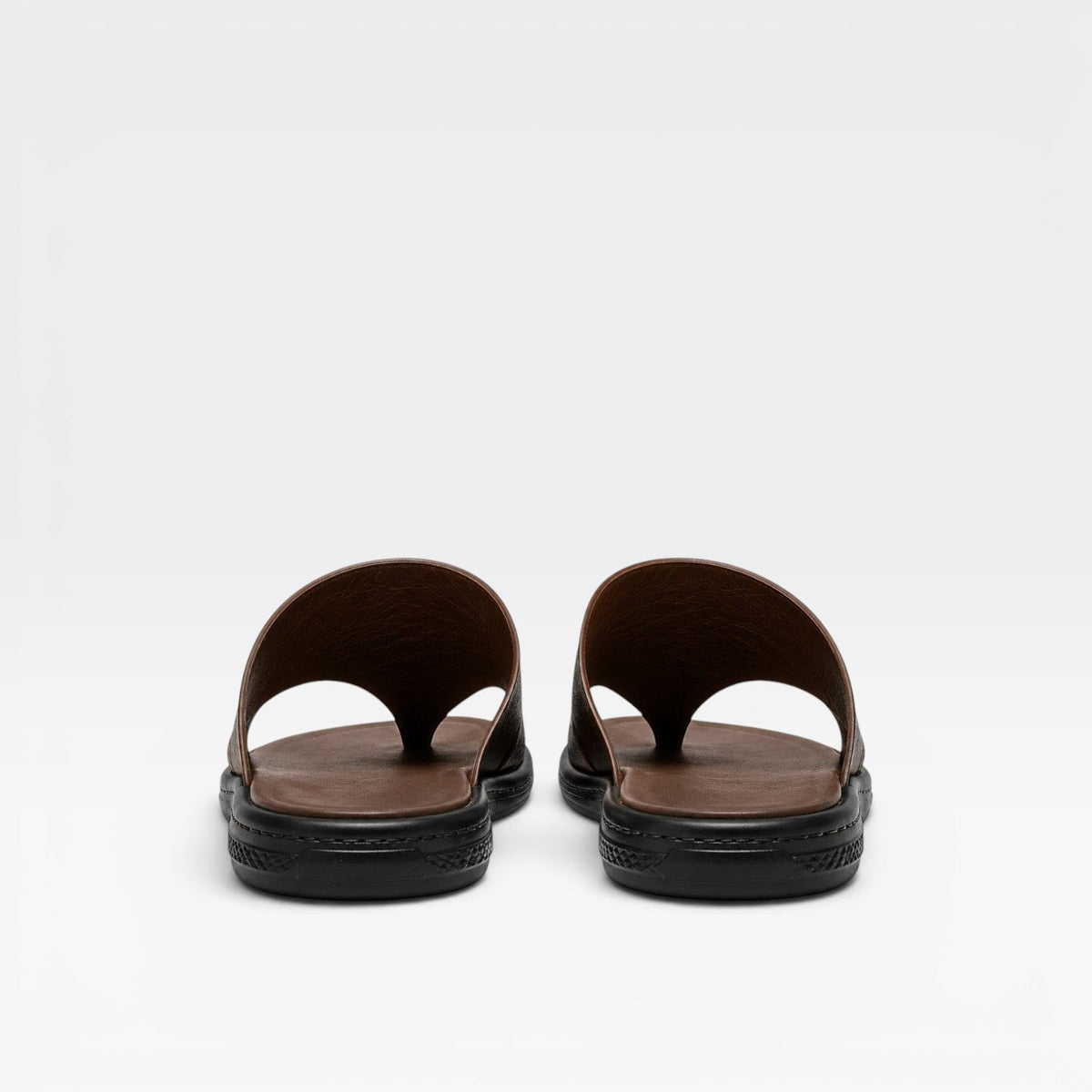 Sandales en cuir marron à enfiler, brides en V, semelle texturée
