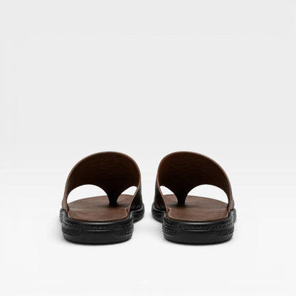 Sandales en cuir marron à enfiler, brides en V, semelle texturée