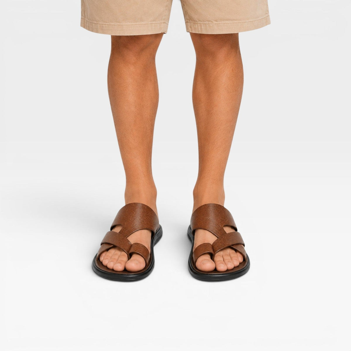 Sandales en cuir marron à enfiler avec boucle d’orteil, portées pieds nus