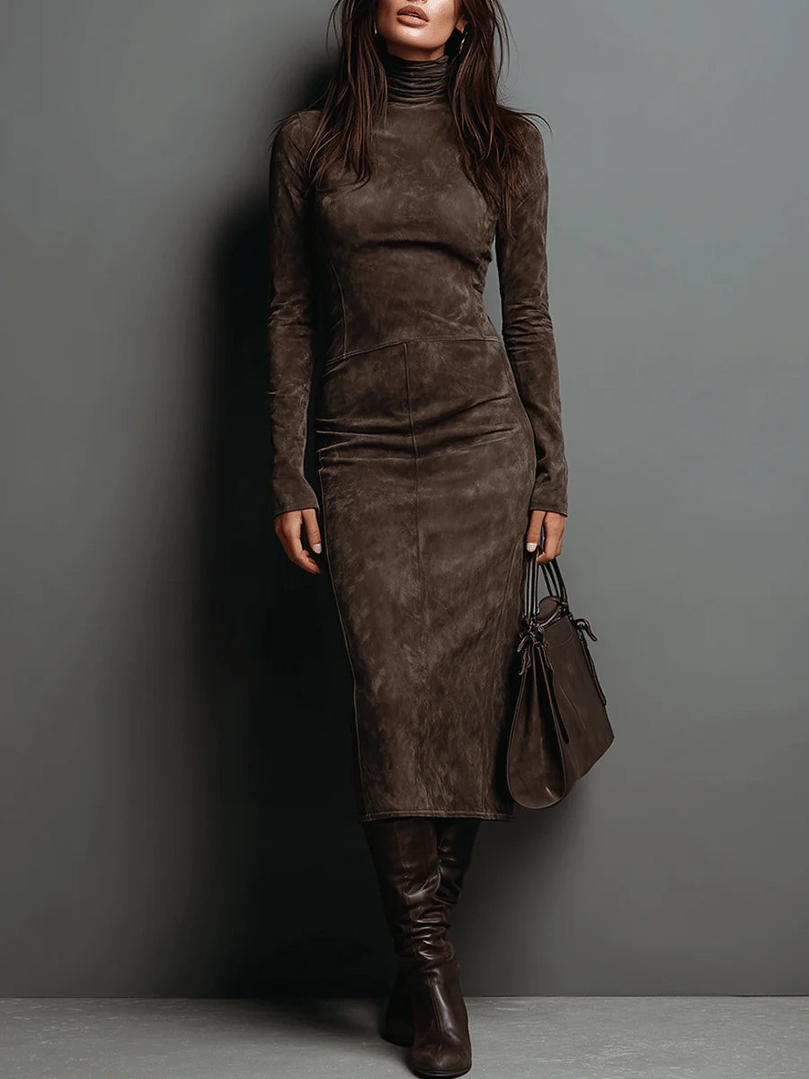 Robe midi en daim brun foncé, col roulé, manches longues, coupe près du corps.