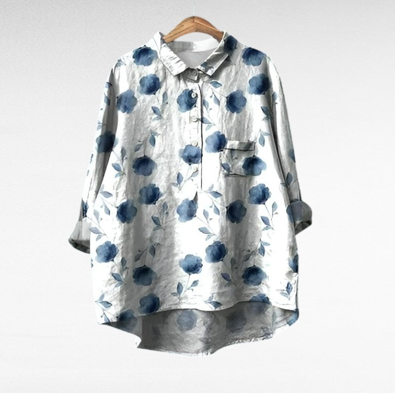 Blouse en lin blanche à pois et fleurs bleu marine, col chemise, manches retroussées
