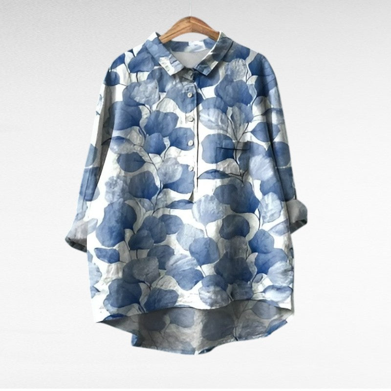 Blouse en lin bleu et blanc à grandes fleurs, col chemise, coupe ample boutonnée