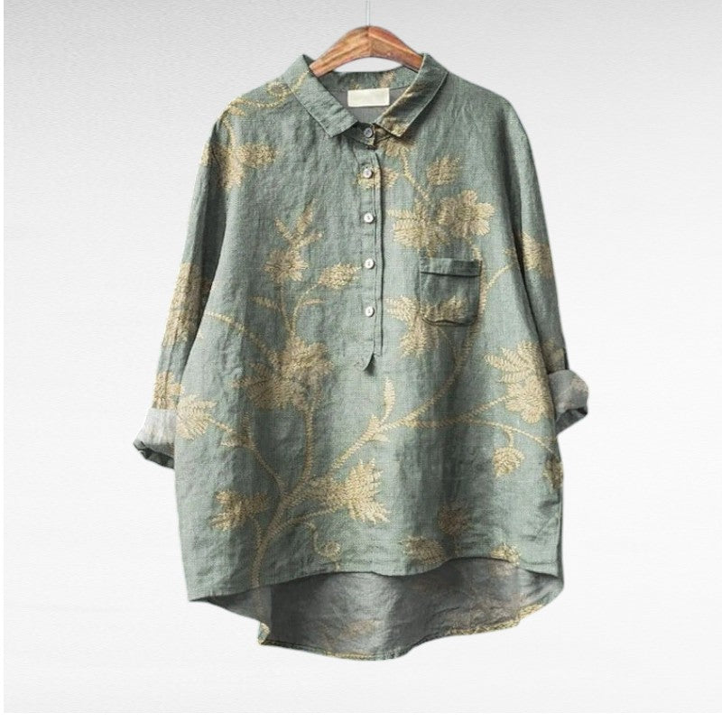 Chemisier en lin vert, col chemise, boutons, motif feuilles et fleurs beiges, poche poitrine