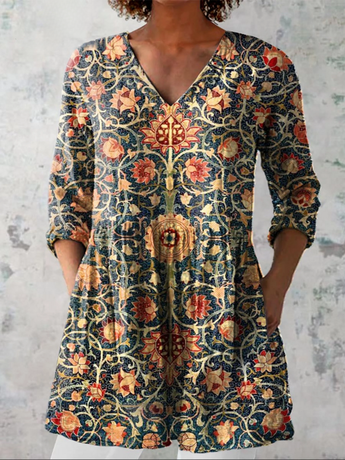 Celine, blouse longue à col en V, manches 3/4, imprimé floral multicolore.