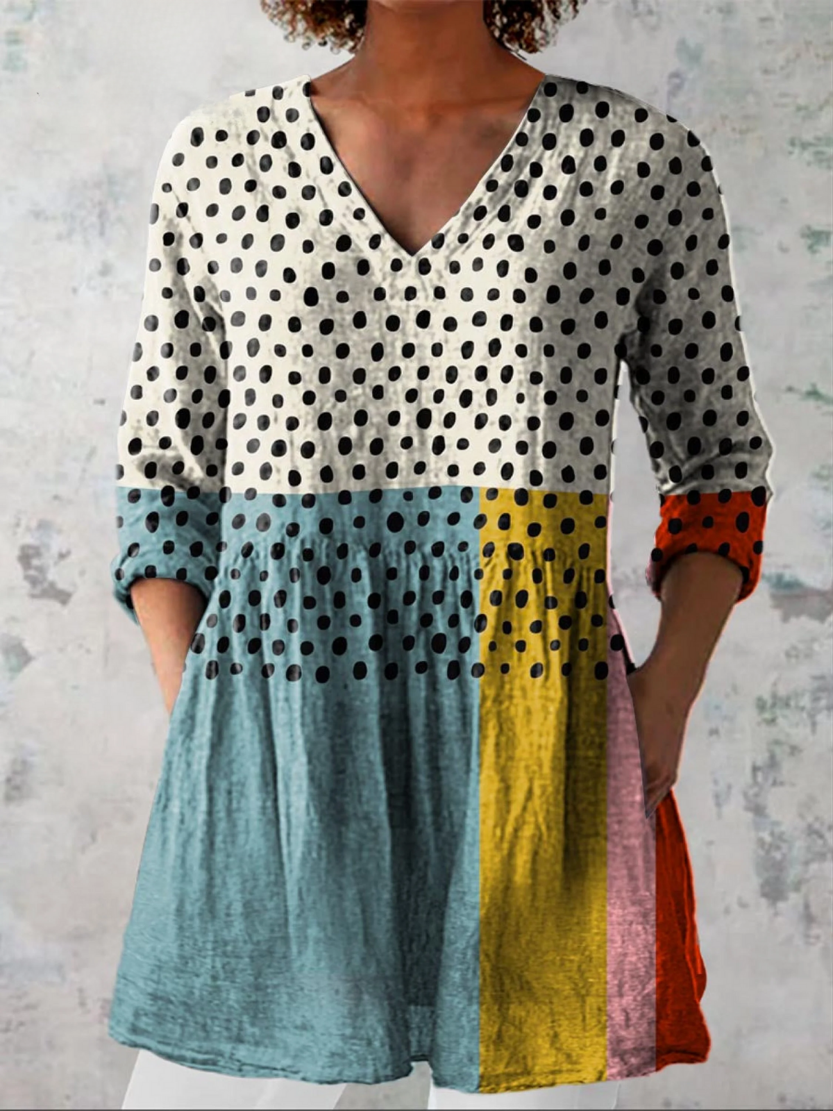 Blouse longue multicolore à pois, col V, manches 3/4.