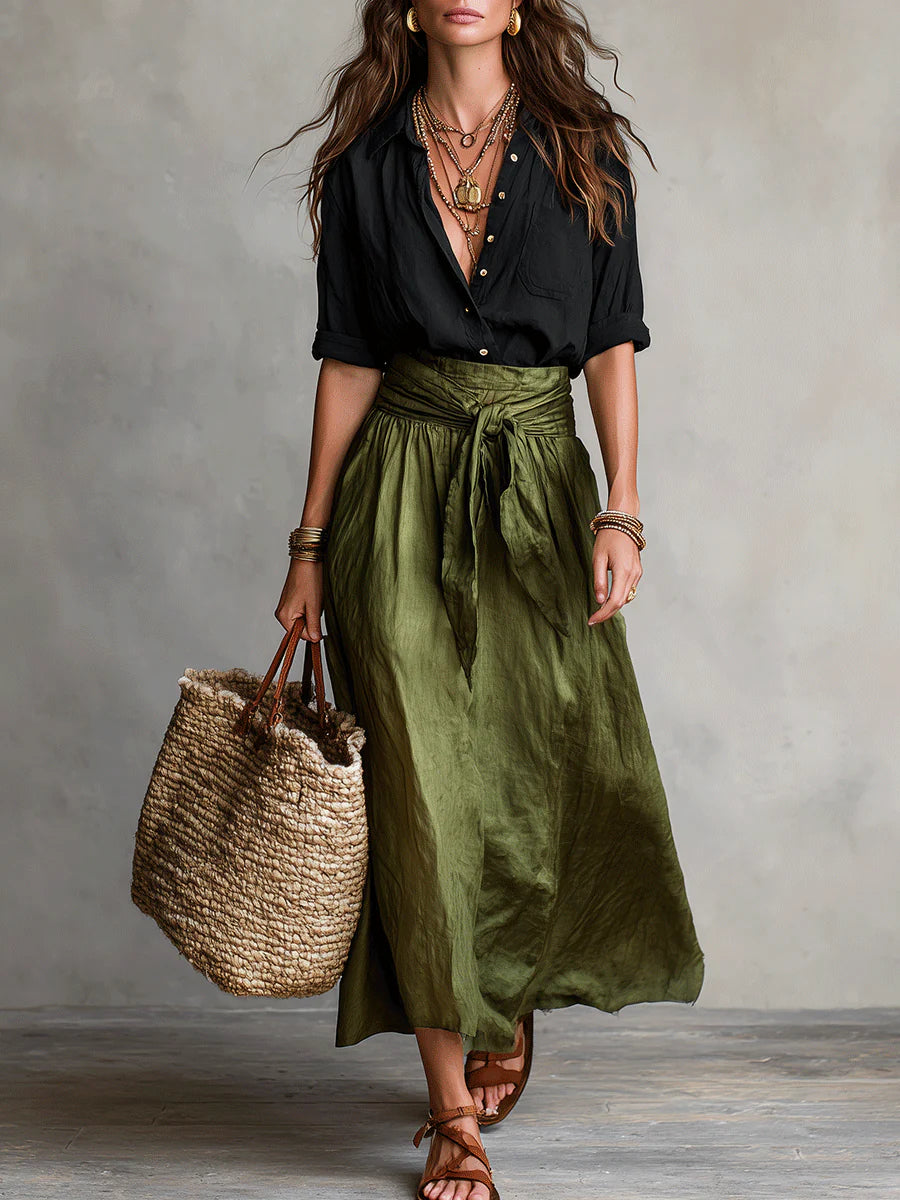 Ensemble : t-shirt noir boutonné et jupe mi-longue vert olive froncée, style midi