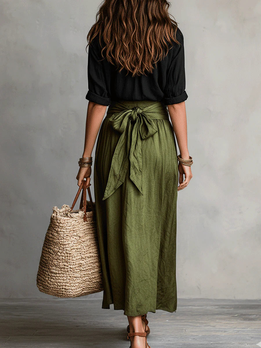Ensemble deux pièces : t-shirt noir boutonné, jupe mi-longue vert olive nouée à la taille