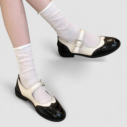 Chaussures de bébé contrastées Gabrielle™ noires et crème, bride à boucle et empiècements