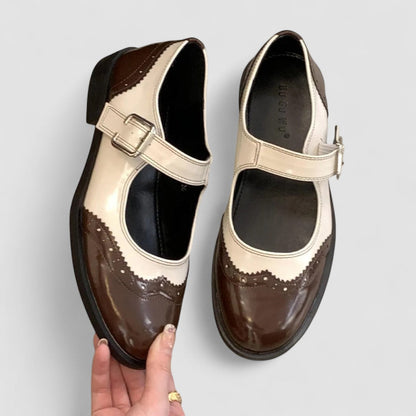 Chaussures de bébé contrastées Gabrielle™ marron et crème, vues avant, bride à boucle