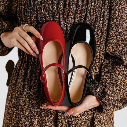 Ballerines rétro Roxane™ rouges et noires, style Mary Jane, talon carré.