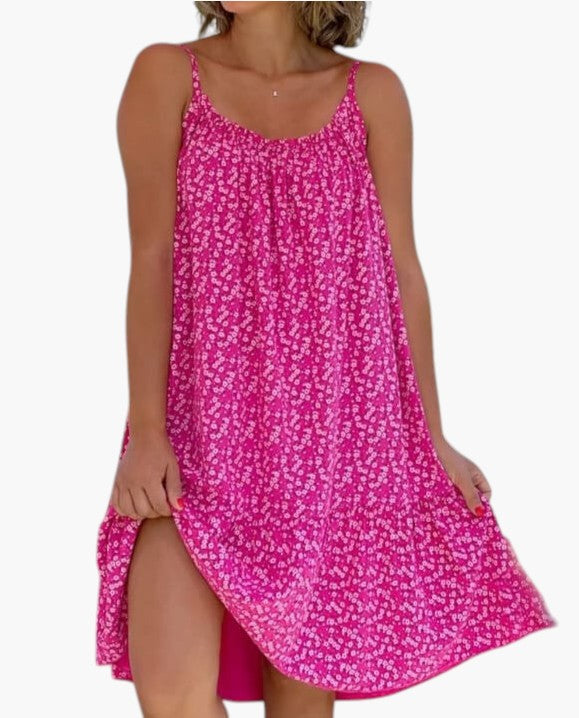 Robe légère rose fuchsia à petites fleurs, bretelles fines, encolure arrondie.
