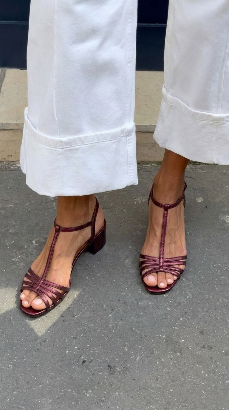 Sandales à talon moyen bordeaux, brides fines croisées et bout ouvert