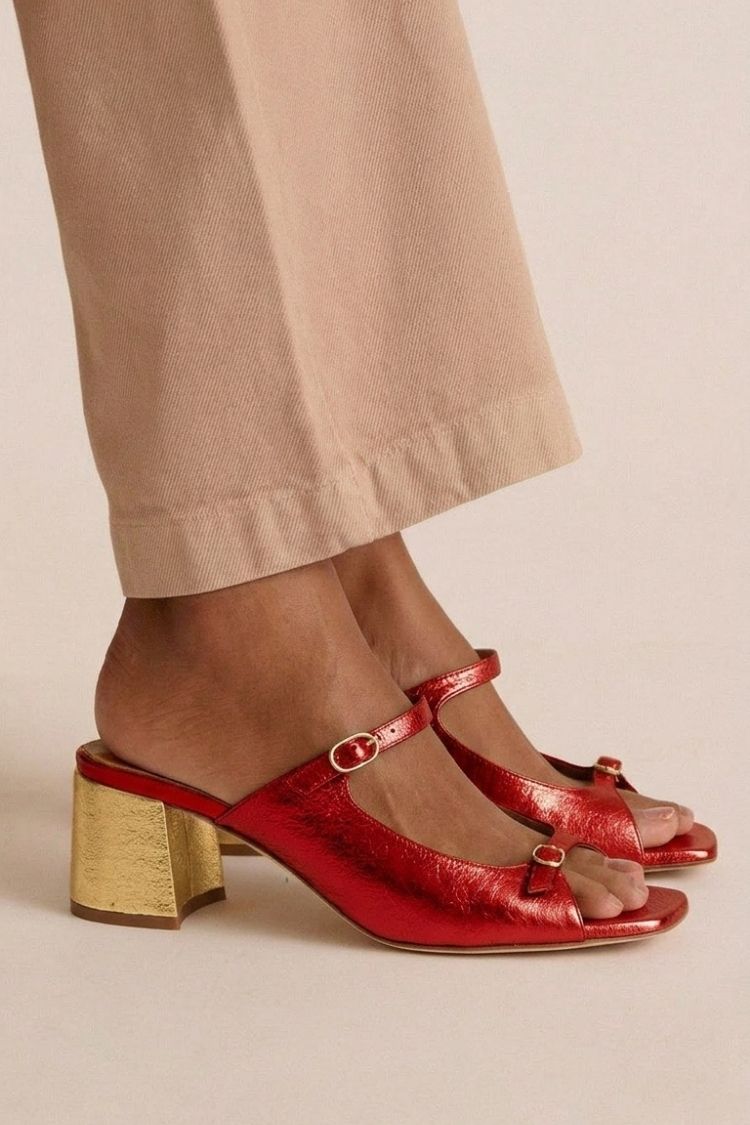 Sandales à talon carré en cuir métallisé rouge, brides à boucle décorative