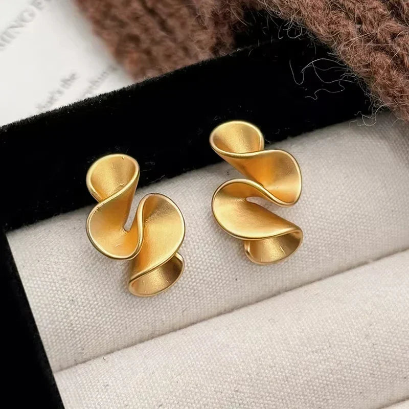 Boucles d’oreilles dorées en forme de trois pétales ajourés, finition lisse