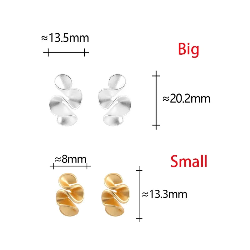 Boucles d’oreilles : grande ~20,2 mm, petite ~13,3 mm, motif à trois pétales