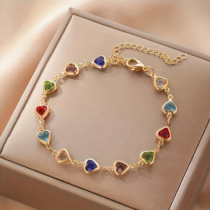 Bracelet doré à breloques en cœurs colorés : rouge, bleu, vert et rose.