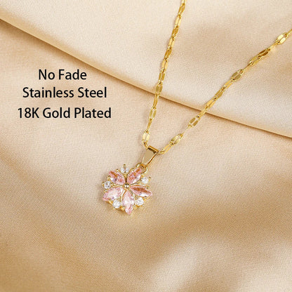 Collier délicat doré, pendentif fleur rose serti de pierres, chaînette maillons