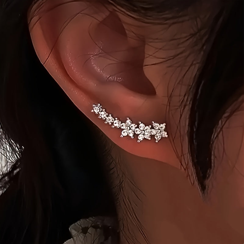 Boucles d’oreilles florales en or rose, rangée de fleurs et cristaux, vue portée