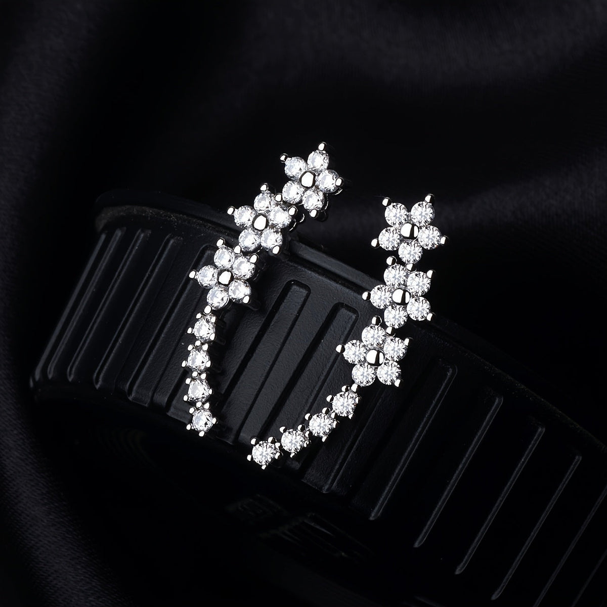 Boucles d’oreilles florales en argent, fleurs à cristaux ronds, tige courbe