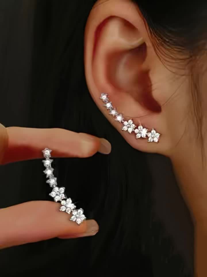 Boucles d’oreilles en forme de fleurs, strass brillants, portées à l’oreille