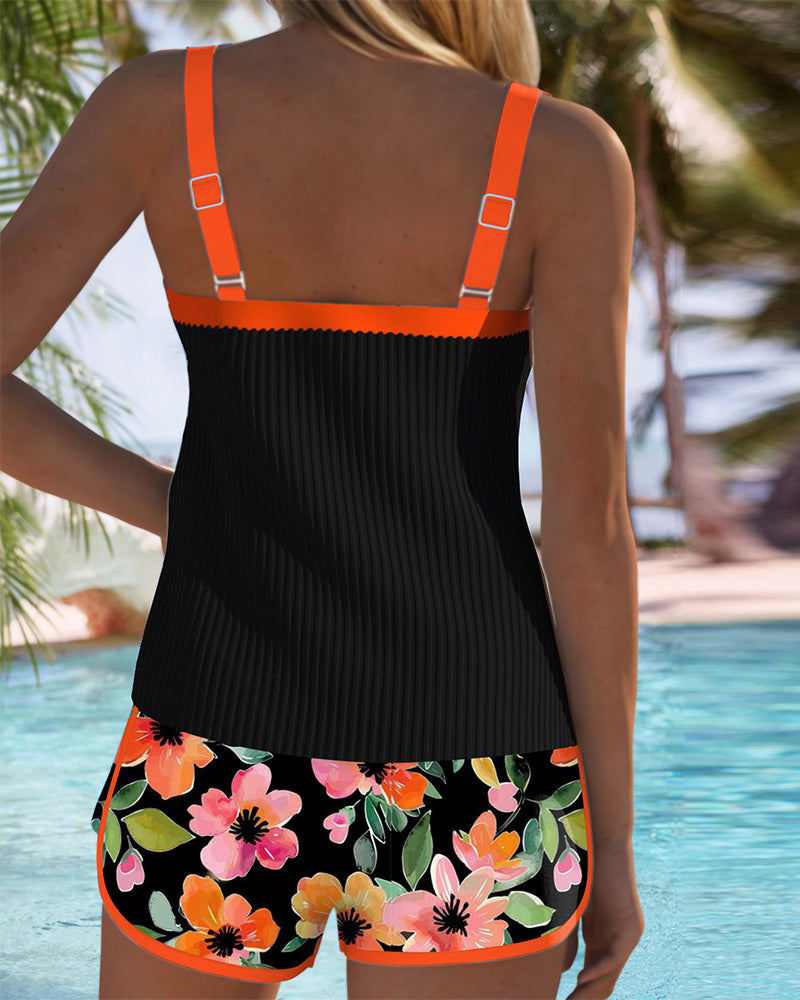 Ensemble tankini côtelé noir, bretelles orange, short à fleurs roses et orange
