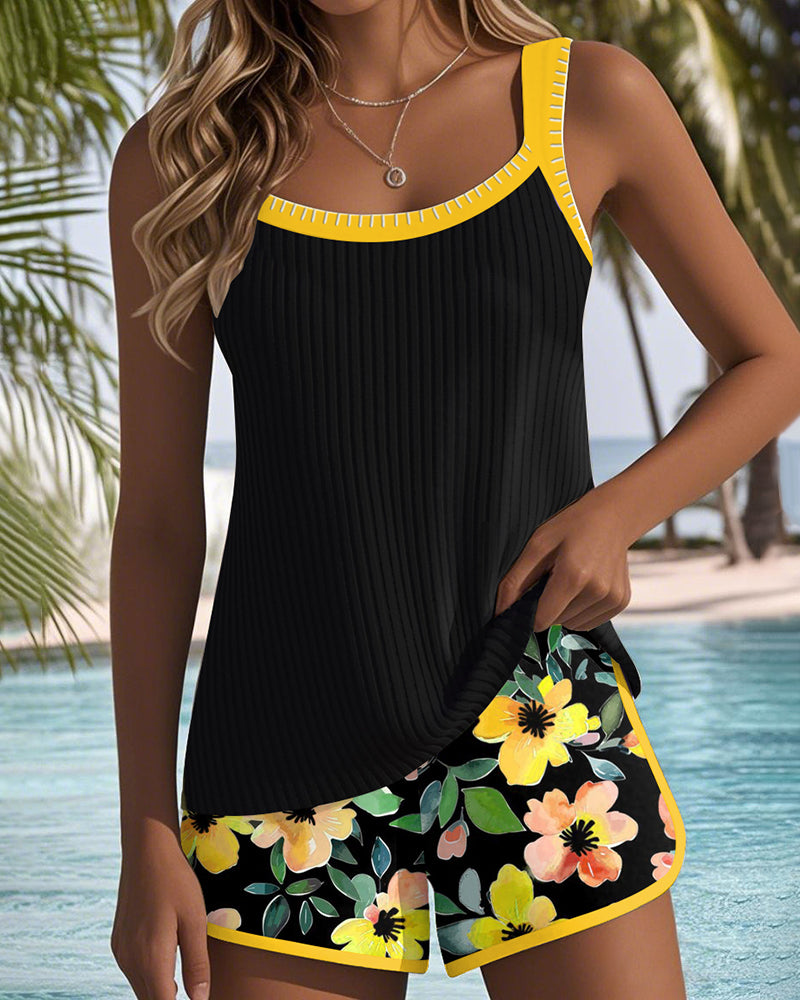 Ensemble tankini côtelé noir avec débardeur et shorts fleuris bordés jaune