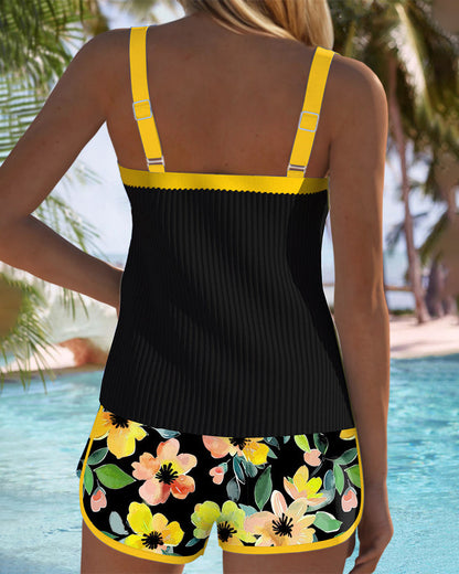 Ensemble tankini côtelé noir, bretelles jaunes, short à fleurs jaune et colorées